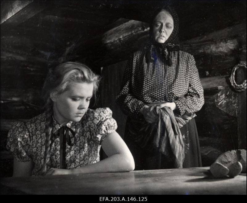 Näitlejad Eili Sild (vasakul) ja Astrid Lepa filmistuudio Tallinnfilm mängufilmis Põrgupõhja uus Vanapagan.