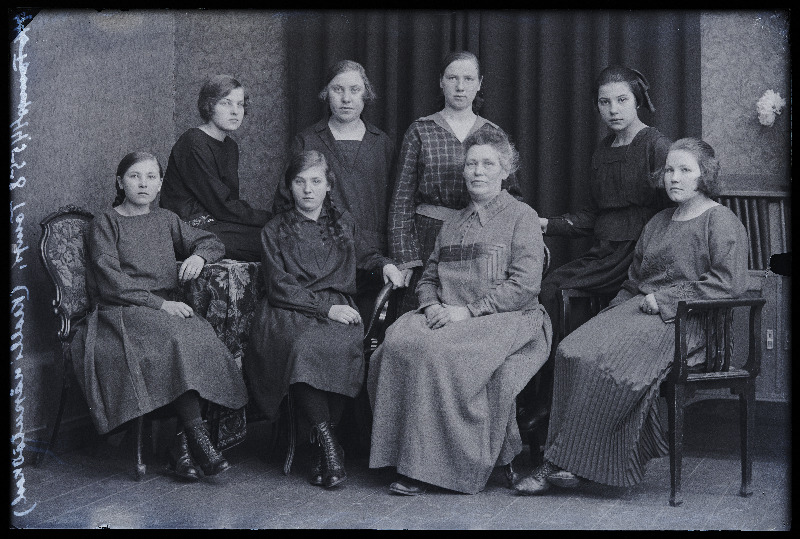 Grupp naisi, Krolli näputöökooli õpilasi, (foto tellija Liisa Tomp).