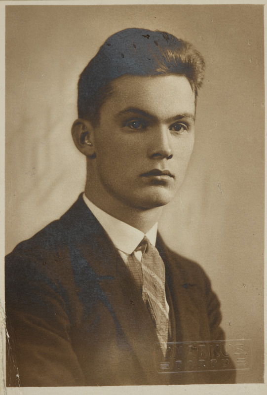 Eesti üliõpilaste seltsi "Veljesto" liige Rudolf Põldmäe, portreefoto