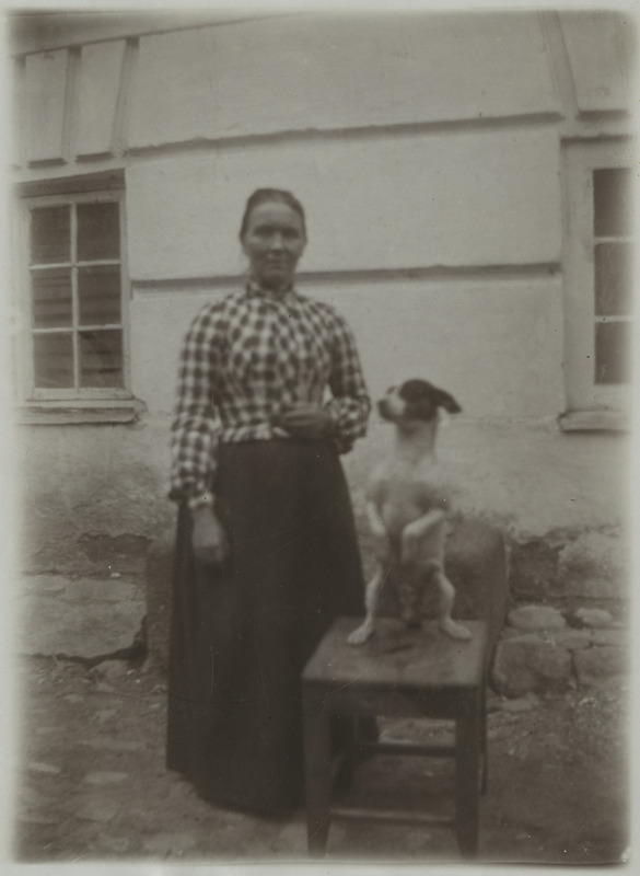 Lisa koos toolil sitsiva Beppoga