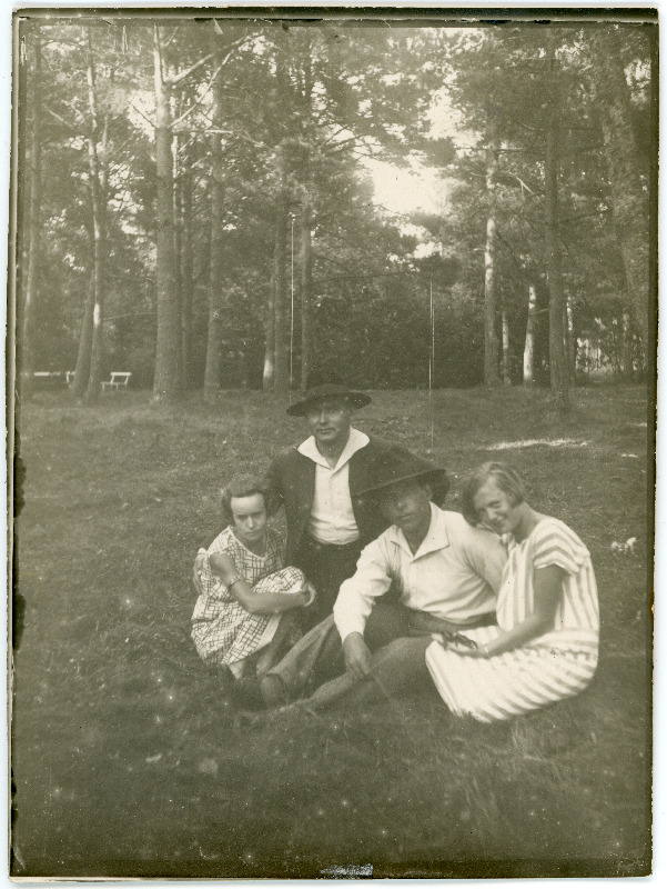 Johannes Vares ja Emilie Vares Johannes Semperi ja ta abikaasaga pargis või metsalagendikul murul istumas