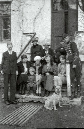 Krusensterni suguvõsa liikmed (Orgita?) mõisa trepil