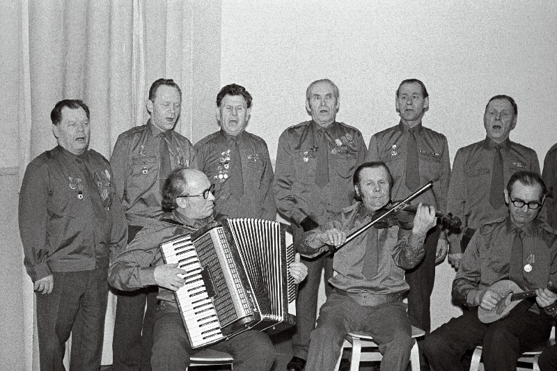Haapsalu Kolhooside Ehituskontori sõjaveteranide ansambel "Tungal" esinemas.