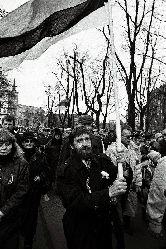 Eesti Vabariigi 72. aastapäev, Heinz Valk lipuga.