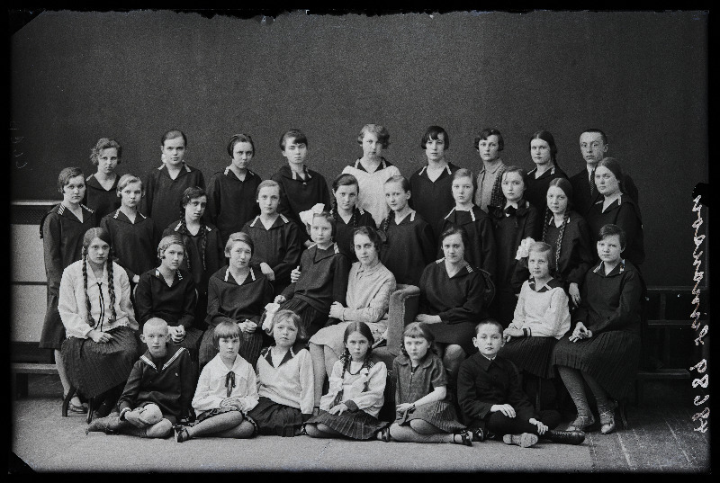 Grupp Viljandi Eesti Haridusseltsi Tütarlaste Gümnaasiumi õpilasi, (foto tellija Simonson).