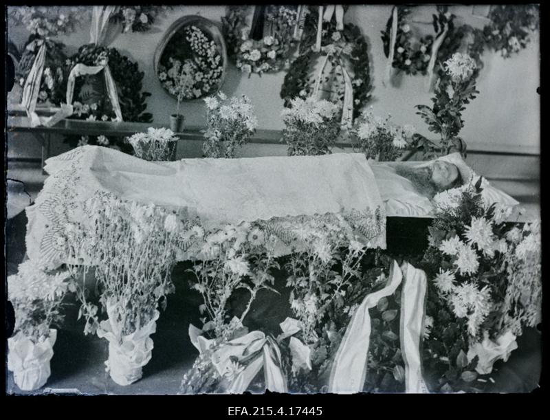 Mehe põrm kirstus, (foto tellija Reimann).