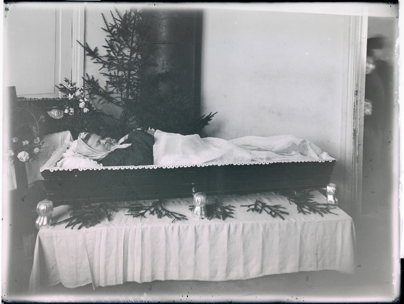 Pärstist pärit Eeva Peeli (surnud 30.10.1907) põrm kirstus.