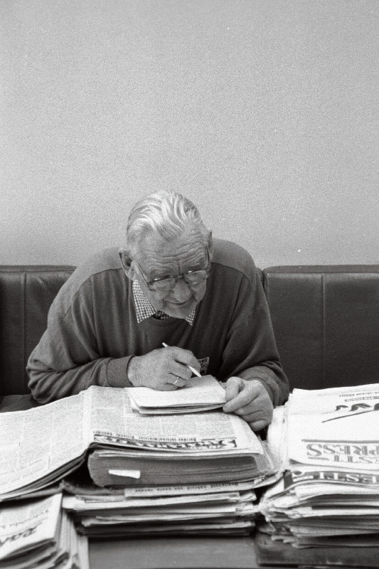 Siim Mandre (ajalehekaustaga).