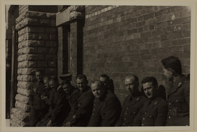 Sõjaväe Tehnikakooli pürotehnikaklassi lipnikud kooli bussi ootamas