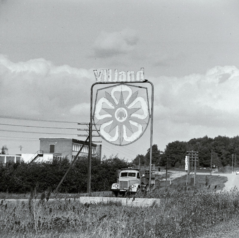 Viljandi linna embleem Pärnu maanteel.