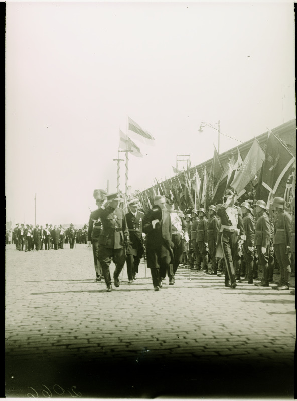 Rootsi kuningas Gustav Viies möödub auvahtkonnast Tallinna sadamas.