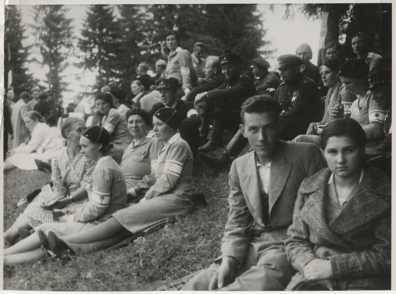 Naiskodukaitsjad ja kaitseliitlased kuusede all murul istumas