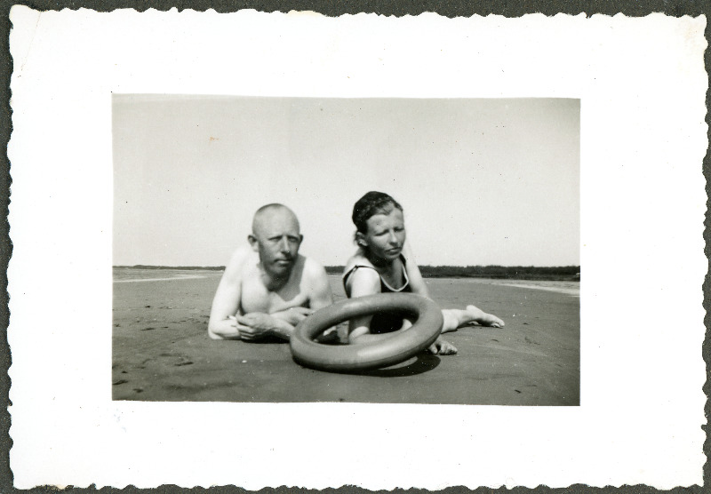 Arnold Mikker abikaasa Olgaga rannal lamamas