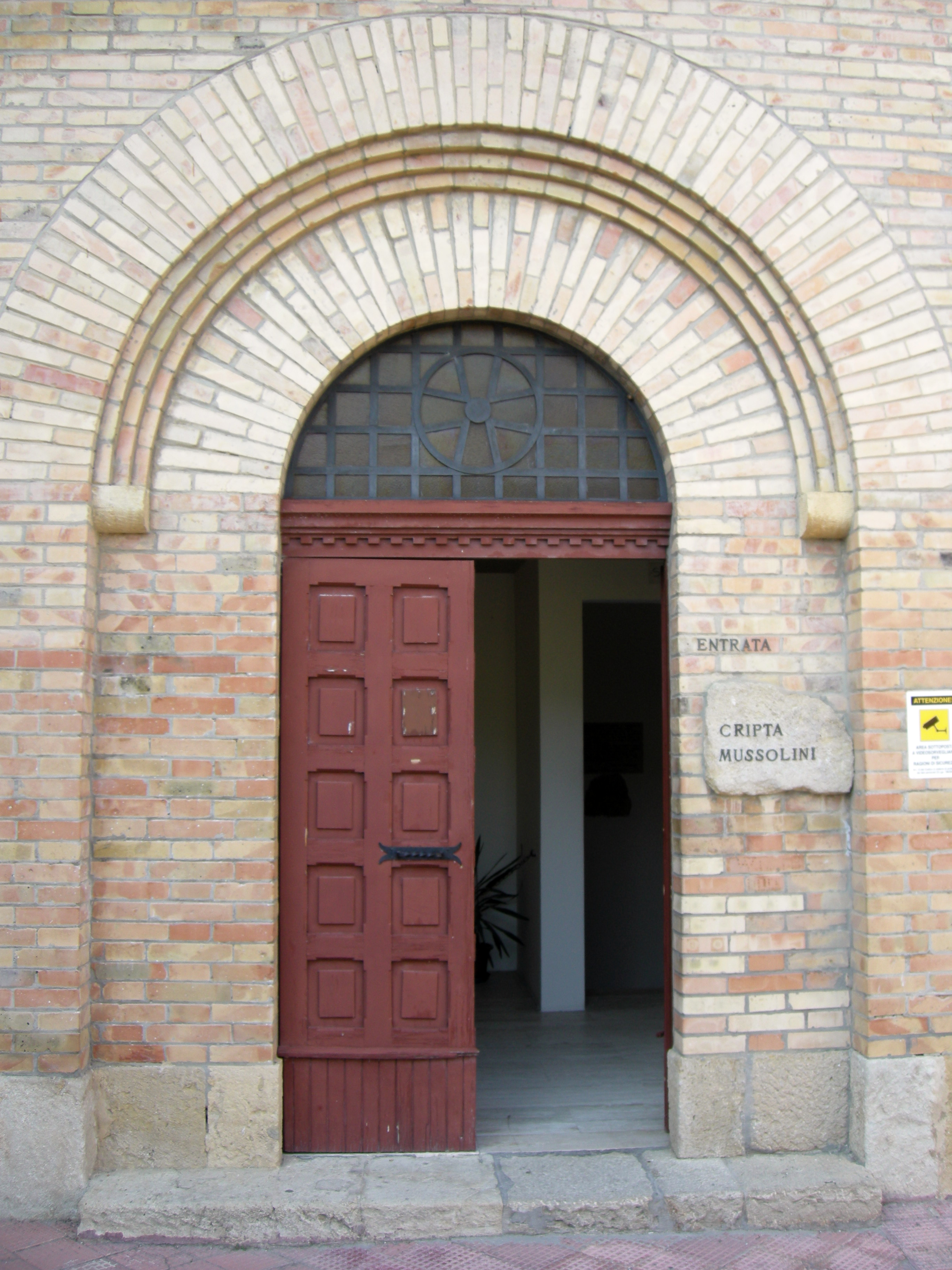 Predappio, cimitero di san cassiano, cripta, ingresso 01 - lang