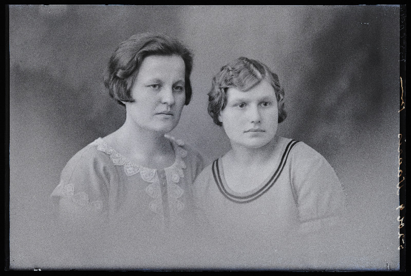 Kaks naist, (foto tellija Naaris).