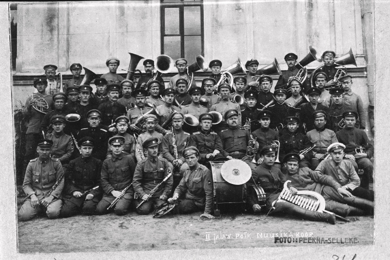 Vabadussõda. 2.Jalaväepolgu muusikakomando. Teises reas keskel (taktikepiga) kapellmeister  Arnold Landström (Arvo  Laidver).