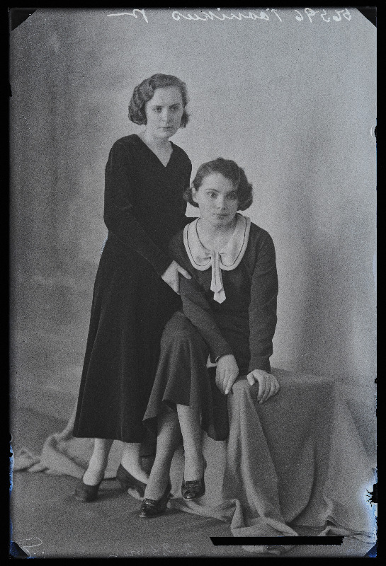 Kaks naist, Toonikus (vasakul) ja Saar.