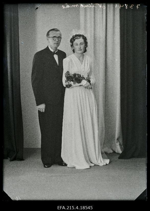 Noorpaar, kooliõpetaja Orest Niinemäe (enne eestistamist Oskar Baumthal) ja Ellen Blandiine Niinemäe (neiuna Jams).