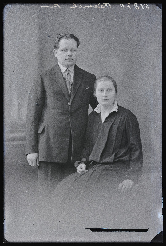 Mõisaküla postkontori ülem Nikolai Päsmel ja abikaasa Alide Päsmel.