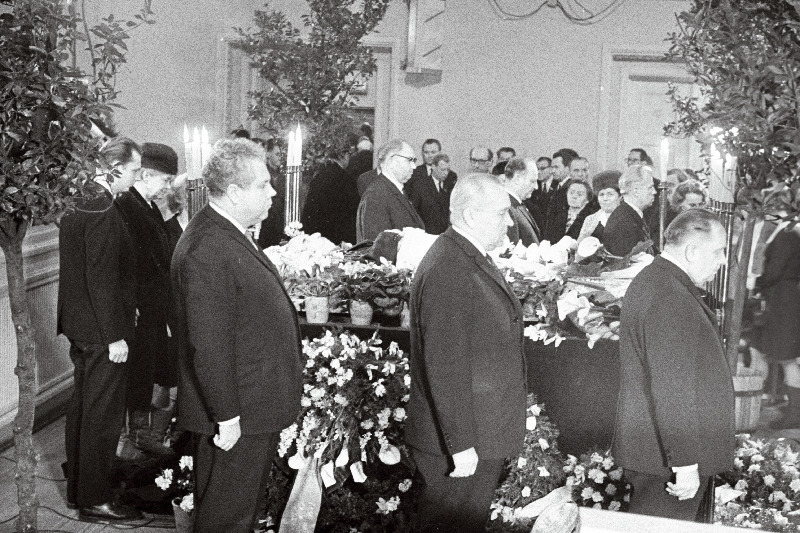 Eestimaa Kommunistliku Partei Keskkomitee büroo liikmed auvalves Eesti NSV rahvakirjanik J. Semperi sarga juures „Estonia“ kontserdisaalis.