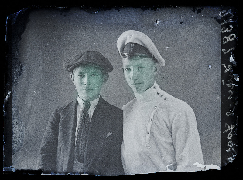 Kaks noormeest, Jüris [Jüriss] ja Laarmann.