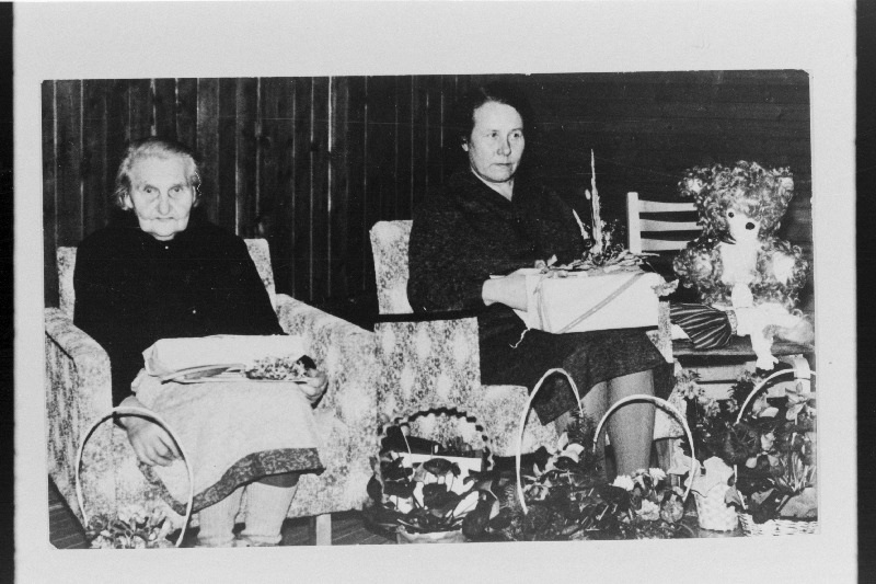 Palamuse Keskkooli töötaja Ida Laurits oma 80.a. ja õpetaja Helve Rebane oma 55.a. juubelil.