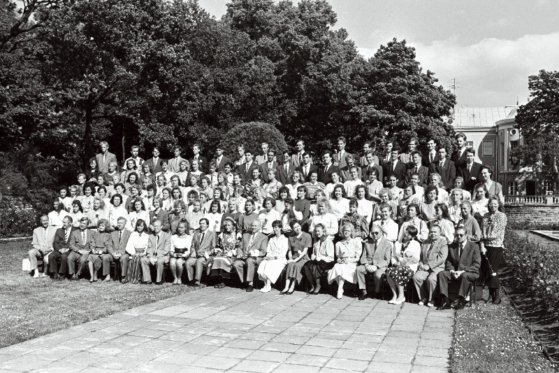 Keskkoolide, tehnikumide ja kutsekeskkoolide 1990.a. parimad lõpetajad vastuvõtul Ülemnõukogu esimehe Arnold Rüütli juures (esireas vasakult 11.), 9. Haridusminister Rein Loik, 7. sotsiaalminister Arvo Kuddo, 5. koolivalitsuse juhataja Kalju Luts.