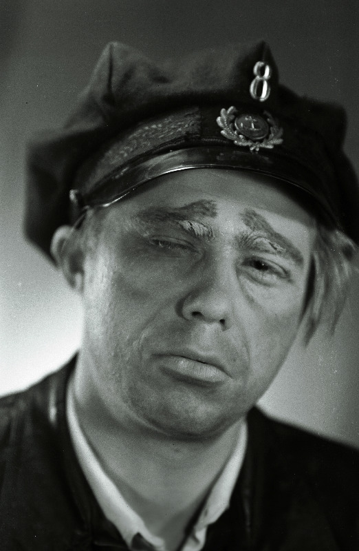 V. Kingissepa nimelise Tallinna Riikliku Draamateatri näitleja Erich Jaansoo vedurijuhi Oskar Goldingi osatäitjana A. Jakobsoni dramaatilises satiiris Kaotatud paradiis.