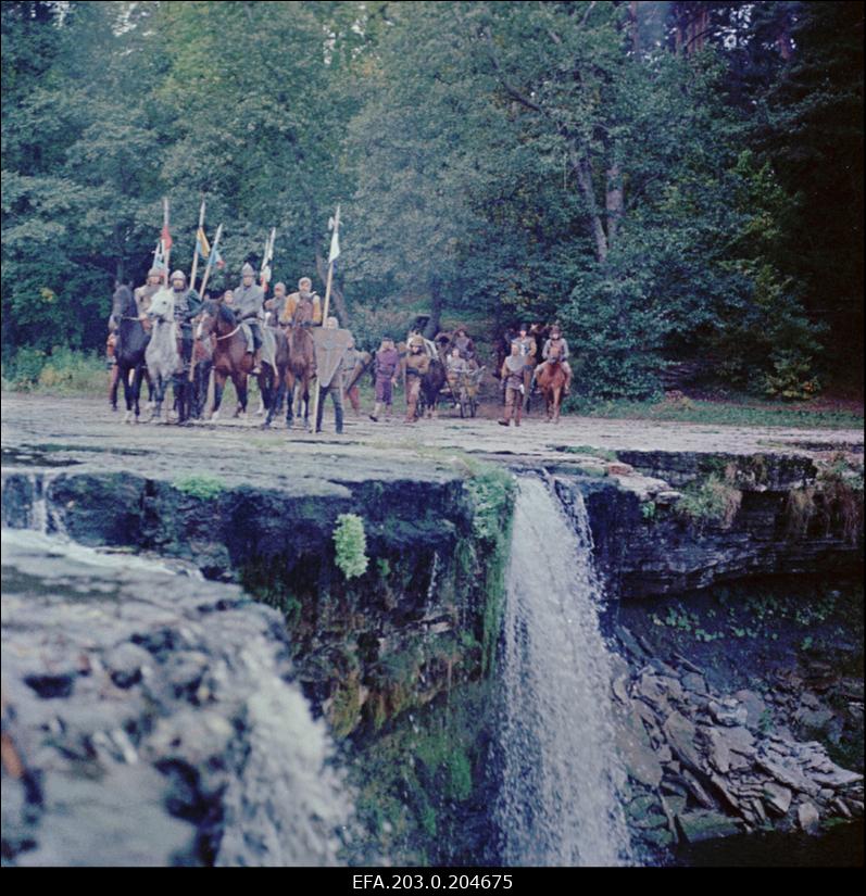 Stseen Tallinnfilmi mängufilmist "Hundiseaduse aegu". Ratsasalk kose juures.