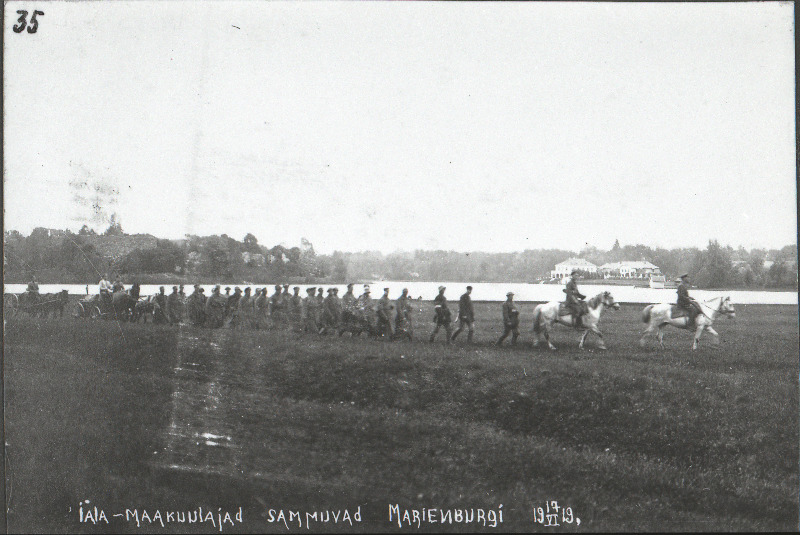 Vabadussõda. 2.Jalaväepolgu jalamaakuulajate komando liikumas Marienburgi (Aluksne) suunas.