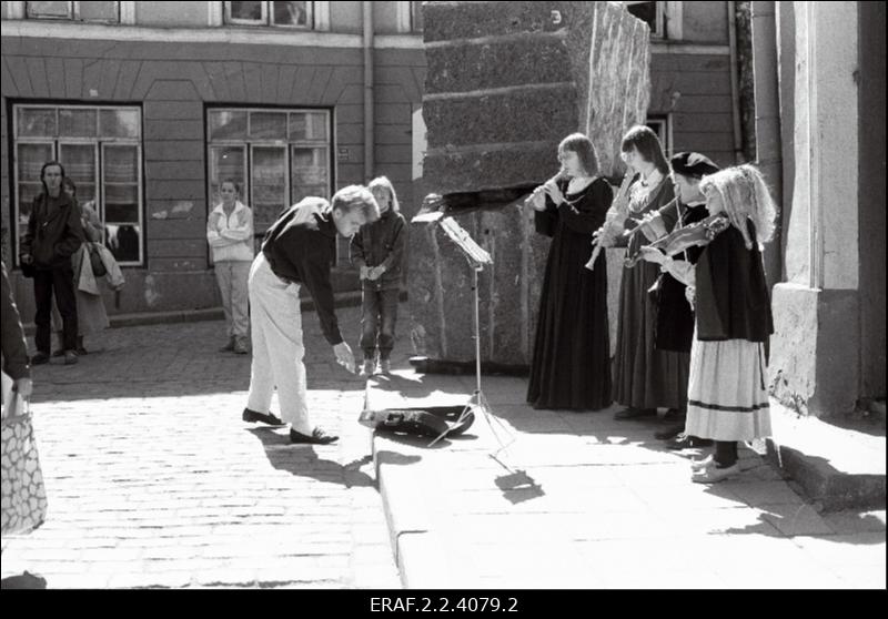 Noored moosekandid esinemas Tallinna Vanalinnapäevadel, taustal graniitrahnud tänavate blokeerimiseks