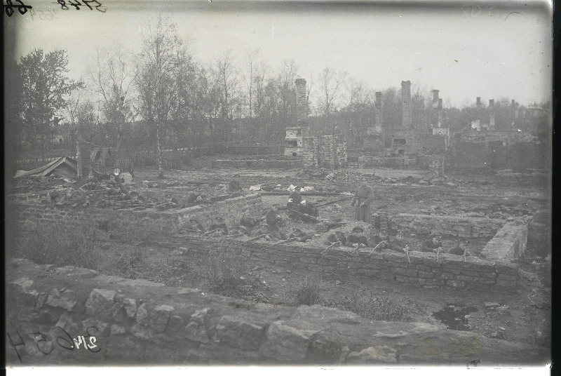 Vabadussõda. 9.Jalaväepolgu 1.roodu 3.rühm Novopjatnitskoje küla varemetes. Taustal seisab (revolver käes) rooduülem lipnik Karl Talts.