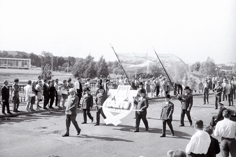 Tartu juubelilaulupeost osavõtjate rongkäik.