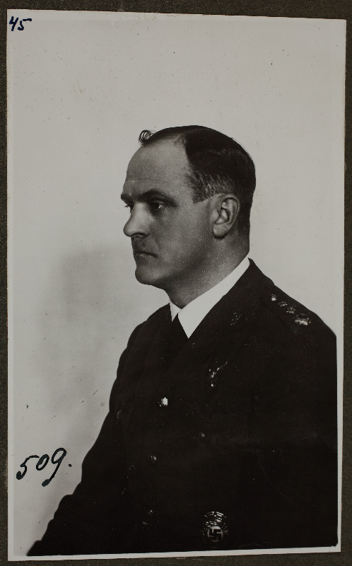 Tuvastamata mehe [ohvitser Eesti Lennuväes?] fotoportree