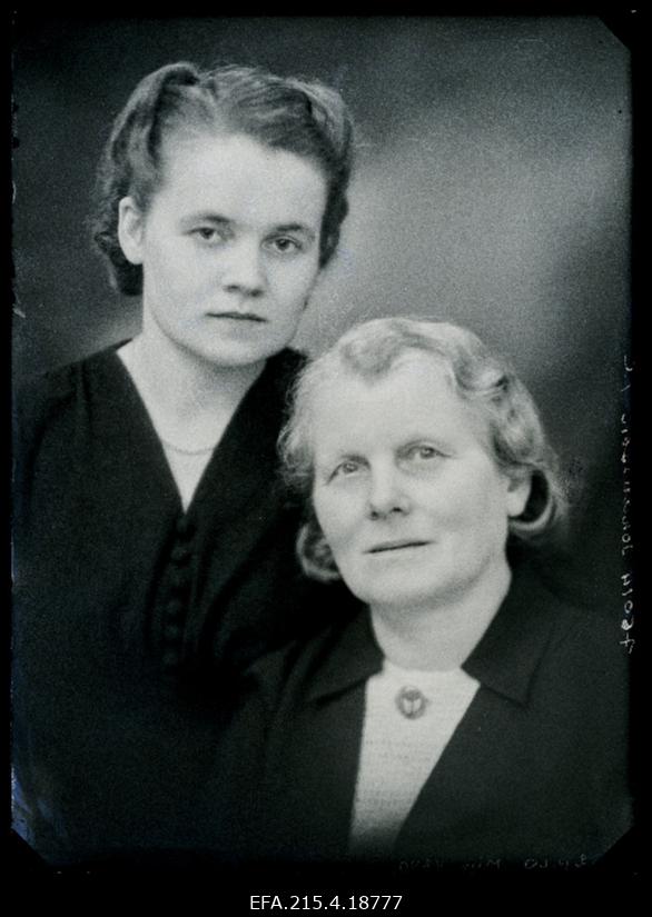 Kaks naist, (foto tellija Johanson).