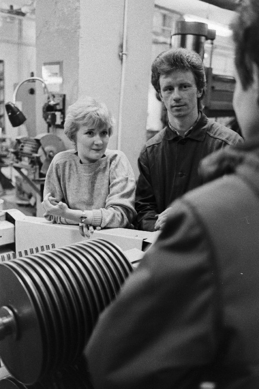 Tootmiskoondise "Norma" komsomolisekretär Katrin Väli ja tema asetäitja, automatiseerimis- ja mehhaniseerimisosakonna remondilukksepp Livio Pjatkin.