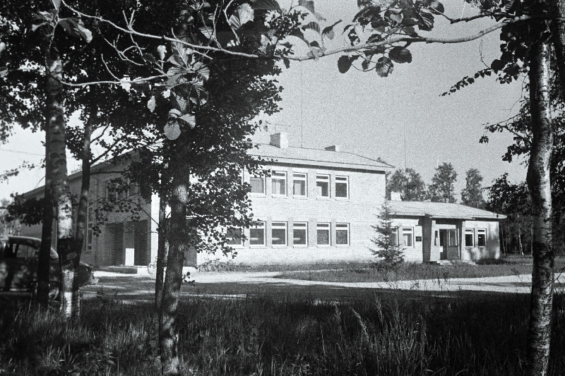 Haapsalu rajooni "Kommunismi Tee" kolhoosi uue klubi välisvaade.