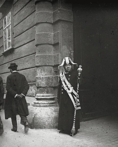 Emil Mayer 068 - Herrschaftsportier vor dem Erzbischöflichen Palais, Rotenturmstraße 2, Wien