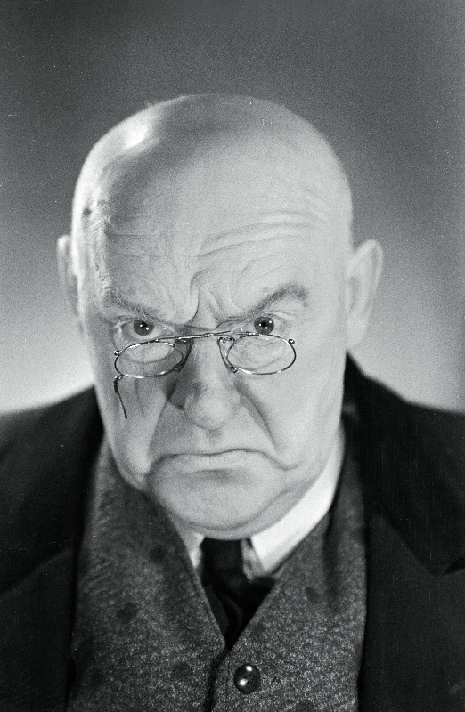 Ado Hõimre köstri osas Kevade dramatiseeringus O. Lutsu samanimelise jutustuse järgi.