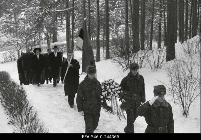 Eesti Vabariigi 75. aastapäeva tähistamine.  President Lennart Meri viib pärja Vabadussõjas langenute kalmudele.