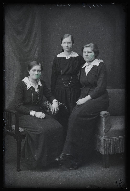 Grupp naisi, keskel Toht.