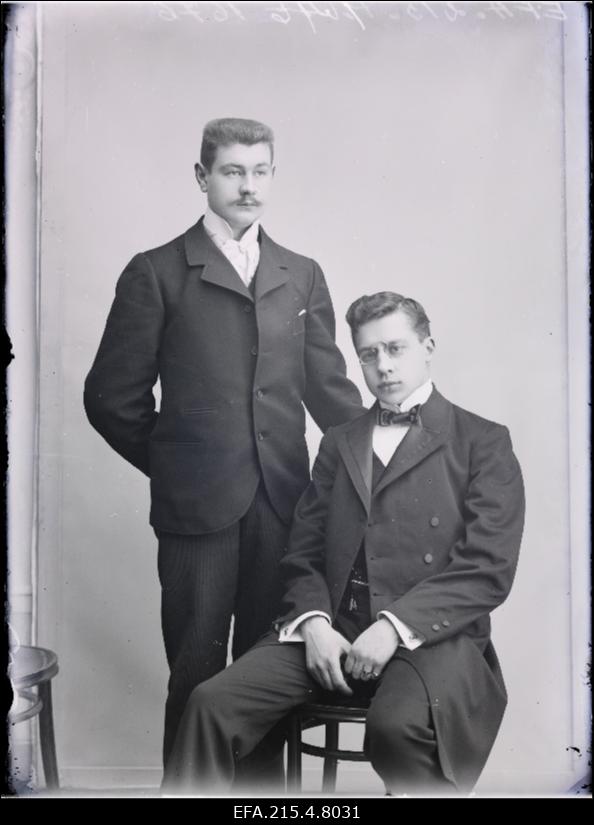 Kaks meest, istub Zwiebelberg (Zviebelberg).