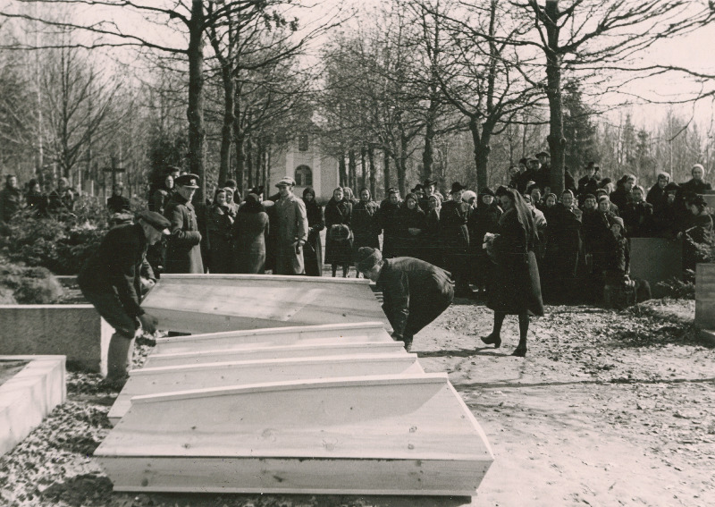Tartu vanglas 8. juulil 1941.a. venelaste poolt hukatute ümbermatmine Pauluse kalmistule.