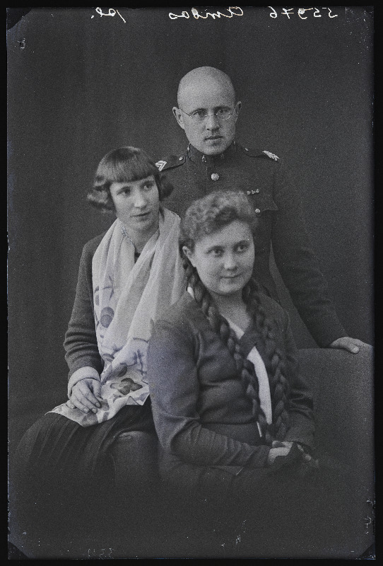 Sakala Üksik Jalaväepataljoni sõjaväelane Ambos ja kaks naist.