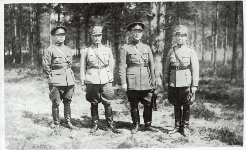 Soome kaitseväe ohvitserid koos 10. Üksiku Jalaväepataljoni ohvitseridega.