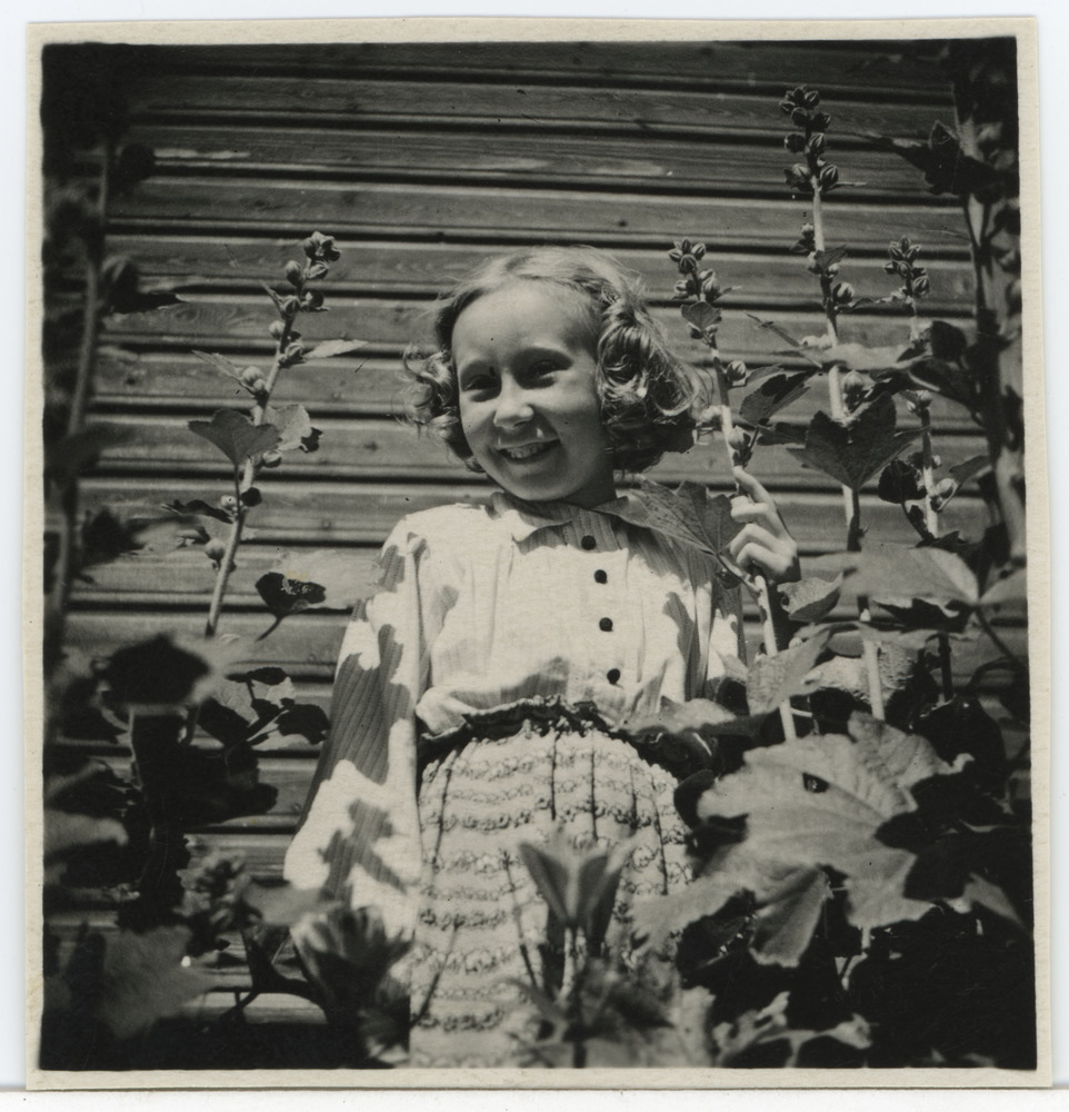 Tüdruk lillede vahel