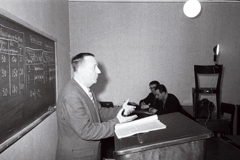 TPI marksismi-leninismi kateedri õppejõud professor Otto Štein propagandistide seminaril kõnelemas.