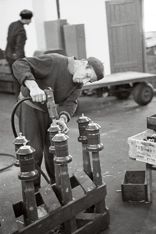 Rõngu Elektromehhaanika Tehase kõrgepingelahendajate monteerija J. Greenberg.
