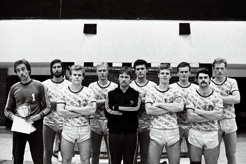 Eesti NSV 1986.a. väravpallikarikavõitja Tallinna Kooperaatori võistkond. Vasakult: Toivo Järv, Rein Reinok, Andres Vahtramäe, Ahmed Porkveli, treener Jüri Lepp, Urmas Kütt, Ain Kont, Margus Varik, Jevgeni Nurmla ja Mart Liinat.