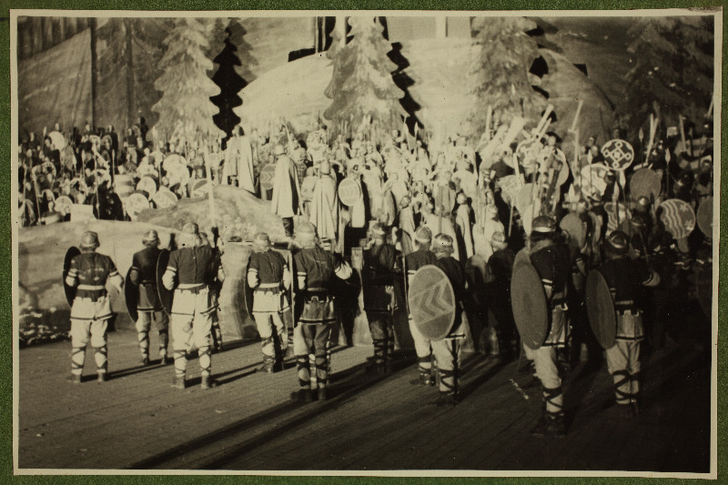 Leo Kalmeti lavastatud vabaõhuetendus "Lembitu" Juhan Sütiste draama "Ristikoerad" ainetel Tallinna laululaval.